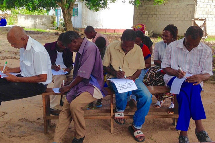 Ausarbeitung von Handlungsprotokollen: Menschen aus Afrika sitzen und schreiben