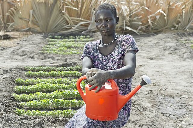 Frau im Südsudan auf dem Feld 