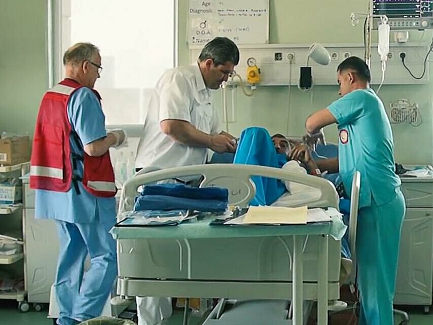 Foto: Ein Ärzteteam behandelt einen Iraker im Krankenhaus. 