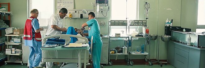Foto: Ein Ärzteteam behandelt einen Iraker im Krankenhaus. 