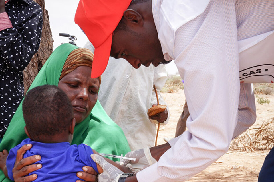 Ein somalisches Kind wird von einem Helfer des Roten Halbmonds verarztet.