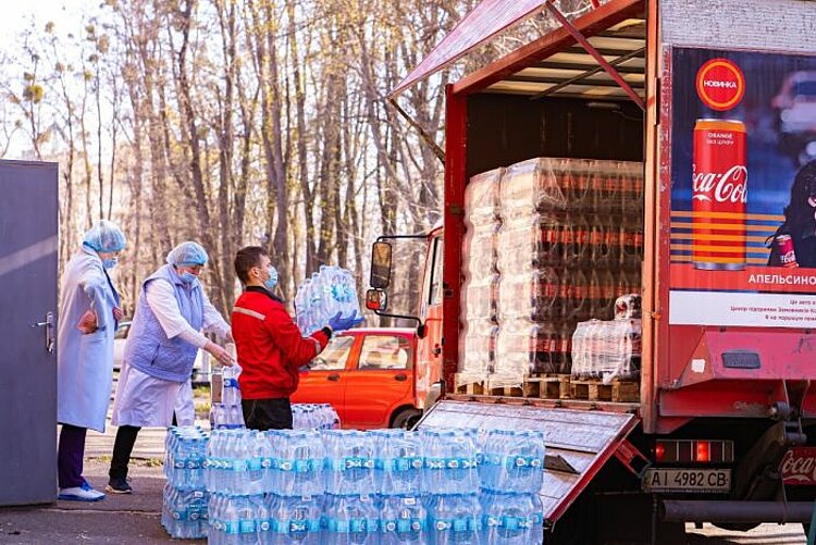 Corona-Soforthilfe in der Ukraine: Lebensmittelpakete aus Lastwagen entladen