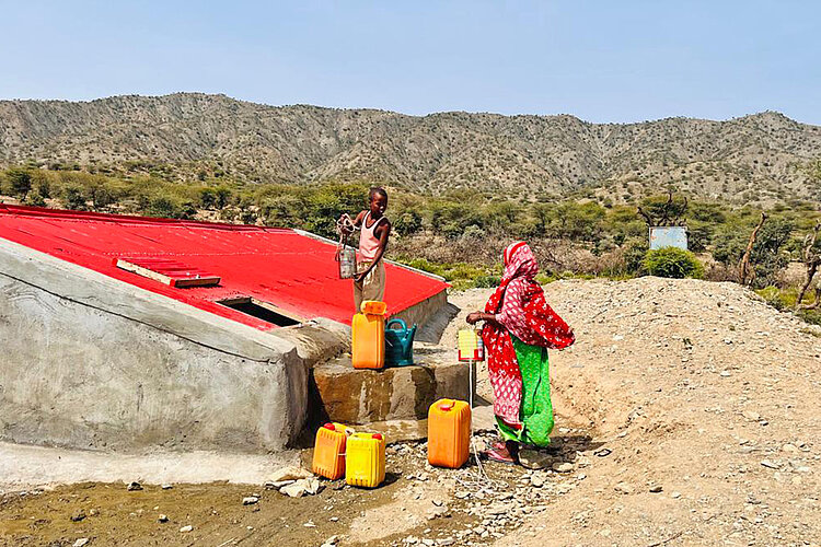 Ein neuer Berked mit Wasser gefüllt Eine vom Roten Kreuz geschaffene Wasserstelle in Somalia