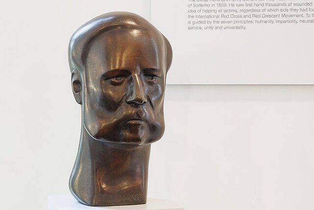 Bronzebüste von Henry Dunant mit Infotafel