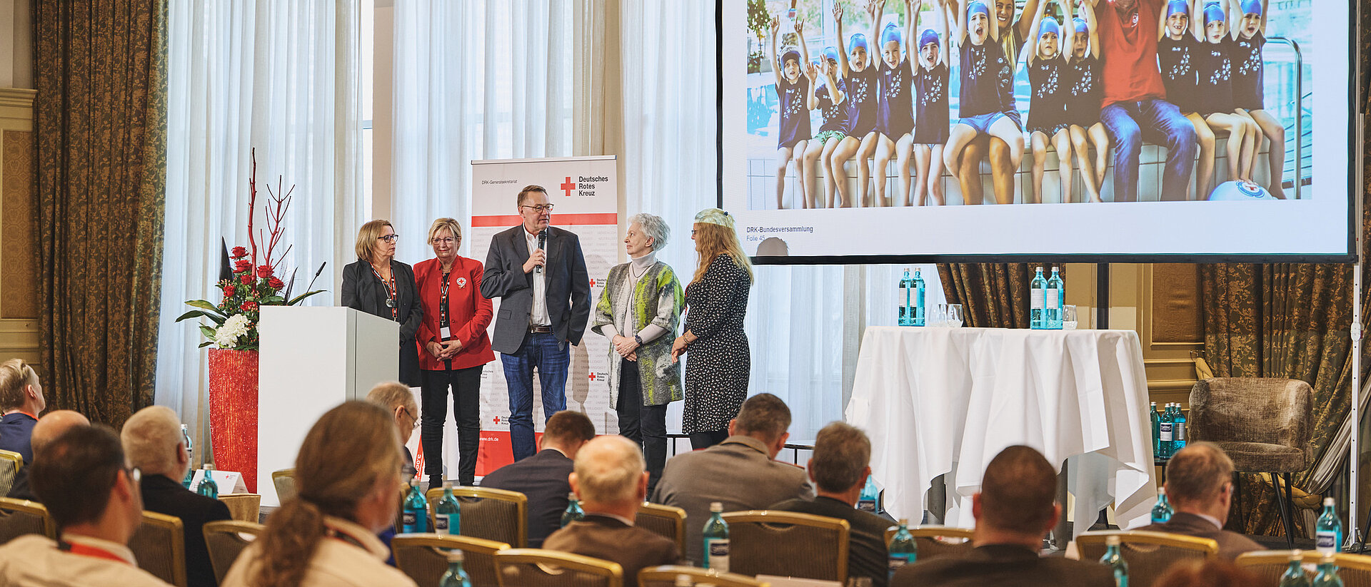 Verleihung des DRK-Innovationspreises auf der 73. Bundesversammlung des DRK an das Projekt Rette sich wer’s kann - Schwimmenlernen im Kindergarten 