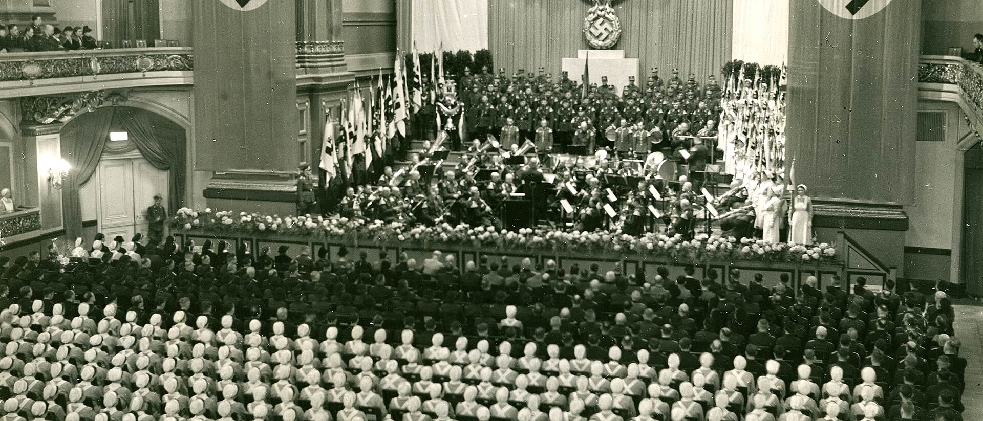 Veranstaltung in opulentem Saal mit Hakenkreuzen