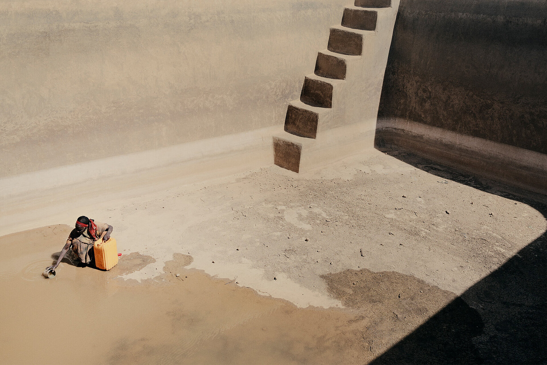 Klimakrise in Afrika: Ausgetrocknete Wasserstelle