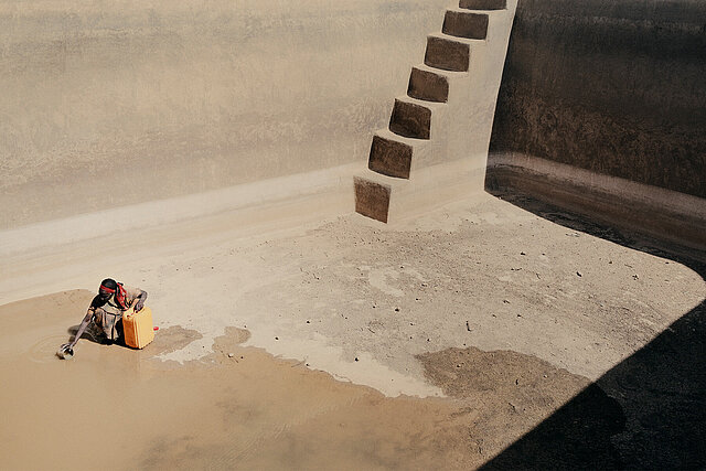 Klimakrise in Afrika: Ausgetrocknete Wasserstelle