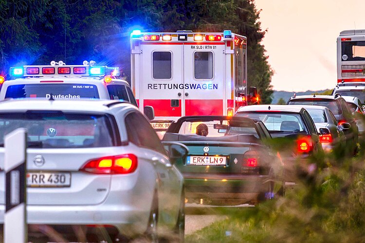 Rettungsgasse bei Verkehrsunfall aus Landstraße