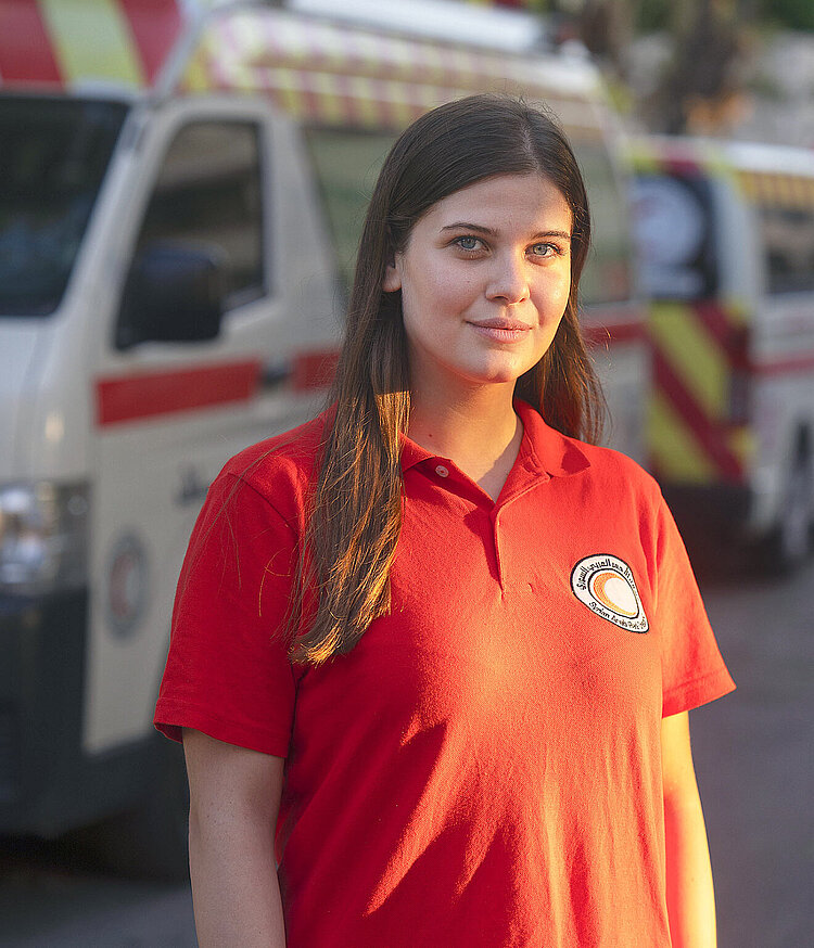 Portrait einer syrischen Freiwilligen vor Einsatzwagen