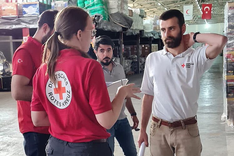 Mitarbeiter des DRK beim Zeltaufbau in der Türkei nach dem Erdbeben