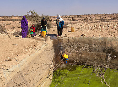 Somalierinnen holen Wasser an einem Berkad