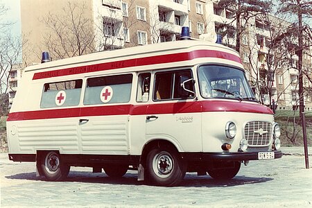 Barkas mit DRK-Logos/roten Kreuzen 