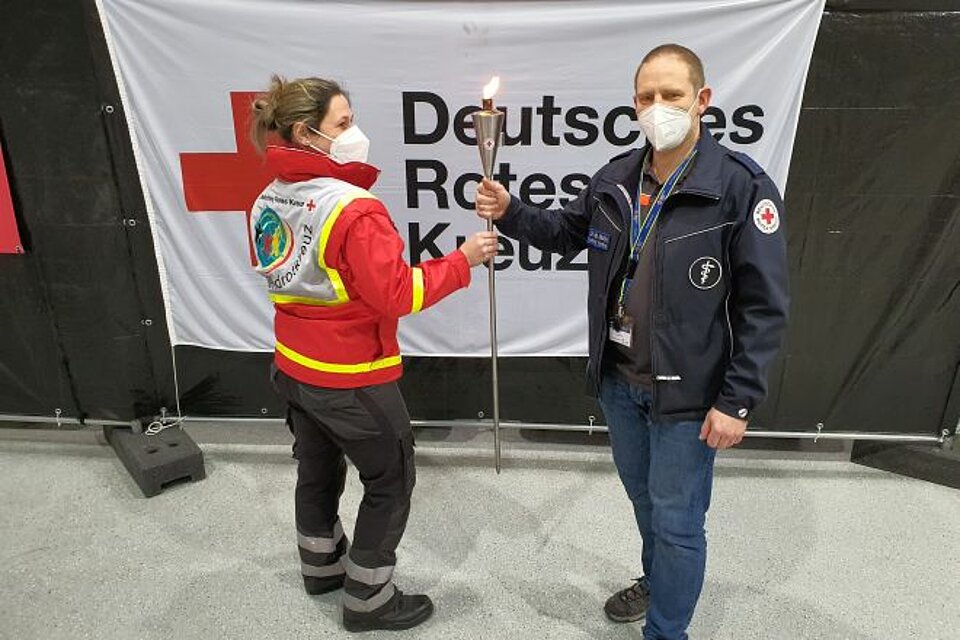 Ehrenamtliche des KV Cottbus mit Verterterin des JRK und DRK-Fackel