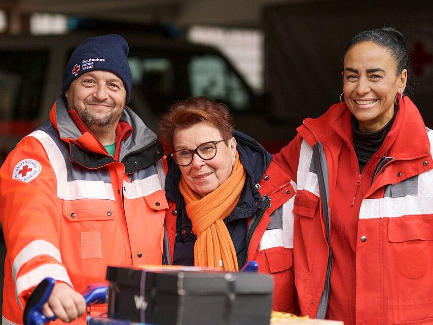 Kältehilfe des DRK für Obdachlose in Hamburg (KV Hamburg-Nordost): ehrenamtliche Helfer und Helferinnen mit Weihnachtsgeschenken für Obdachlose