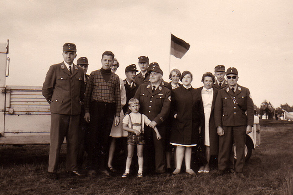 Gruppe von Rotkreuzhelfern auf Wiese 1968