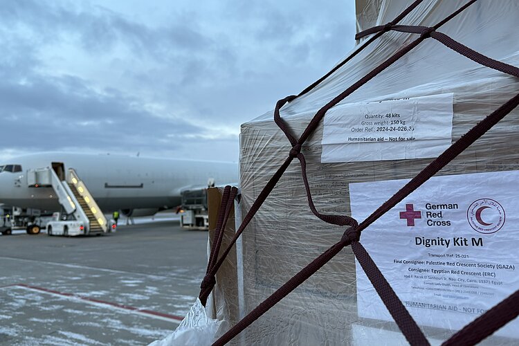 Beladung eines Hilfsflüg in Palästinensische Gebiete 