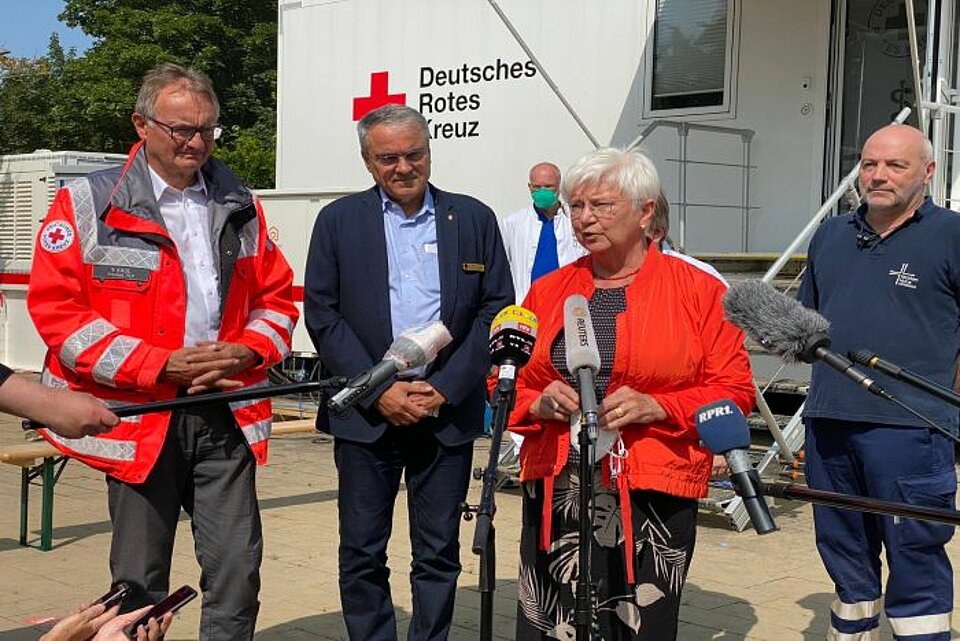 Pressekonferenz in Ahrweiler Foto: DRK Rheinland-Pfalz v.l. Rainer Kaul, Präsident LV Rheinland-Pfalz, Thomas Herzog, Vizepräsident BBK, Gerda Hasselfeldt, Präsidentin DRK, Dr. Peter Maars, Klinikarzt