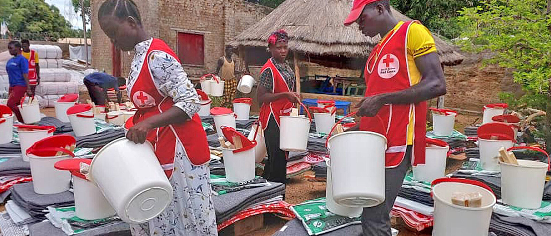 Südsudanesisches Rote Kreuz verteilt Hilfsgüter für Geflüchtete aus dem Sudan 