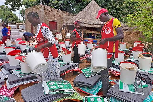 Südsudanesisches Rote Kreuz verteilt Hilfsgüter für Geflüchtete aus dem Sudan 