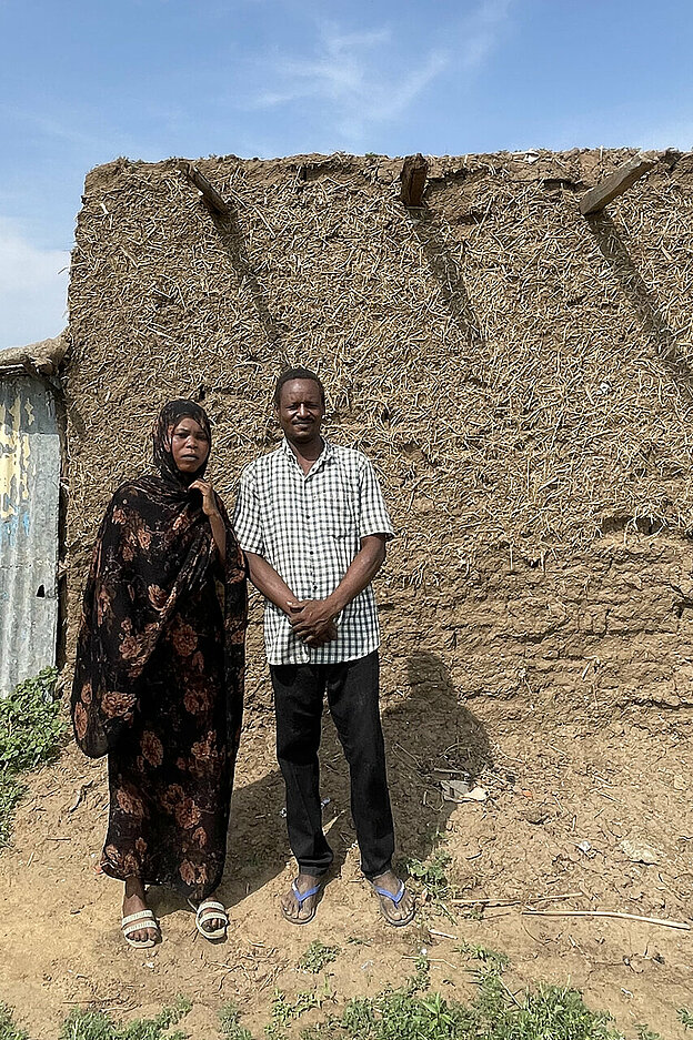 Sudanesisches Pärchen vor einfacher Hütte