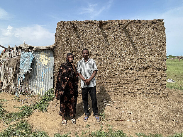 Sudanesisches Pärchen vor einfacher Hütte