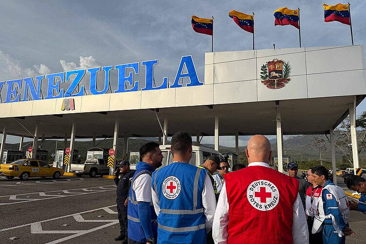 Rotkreuz-Mitarbeiter an venezolanischer Grenze