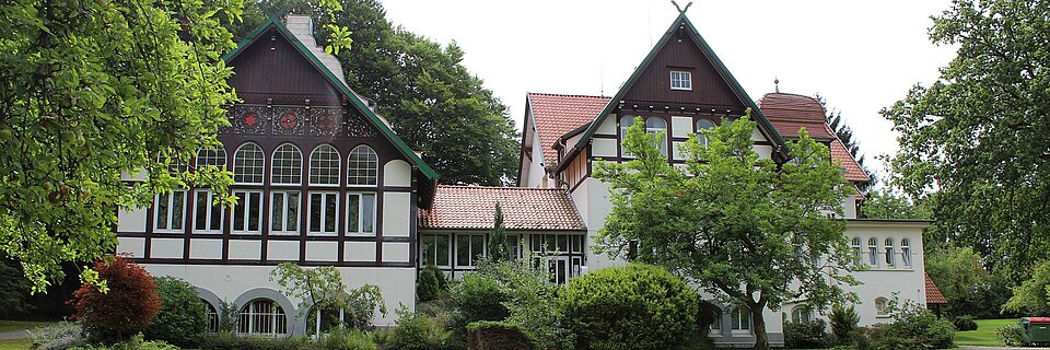 Fachwerkvilla in zwischen Bäumen