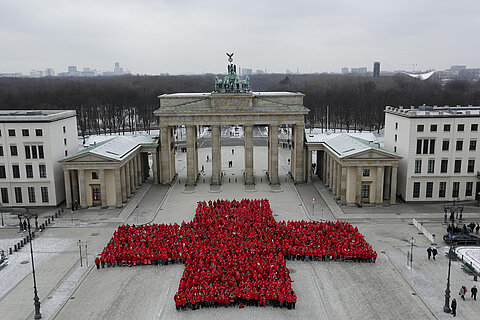 Zum Auftakt des Jubiläumsjahres versammeln sich 1800 Rotkreuzmitglieder aus ganz Deutschland vor dem Brandenburger Tor (Michael Handelmann / DRK)