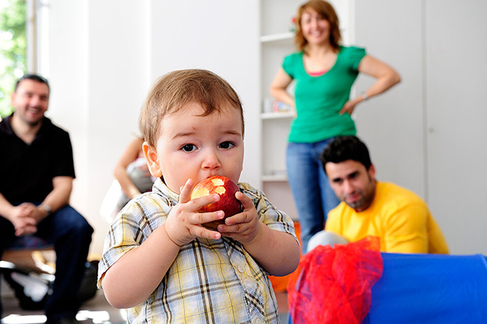 Familie, Kinder, Eltern, Mutter, Vater, Frau, Mann, Junge, essen, Obst, Ernährung, gesunde, Deutsches Rotes Kreuz DRK, Einsatzbereiche / Aktivitaeten / Leistungen / Aufgaben, Sozialarbeit, Familienbildung