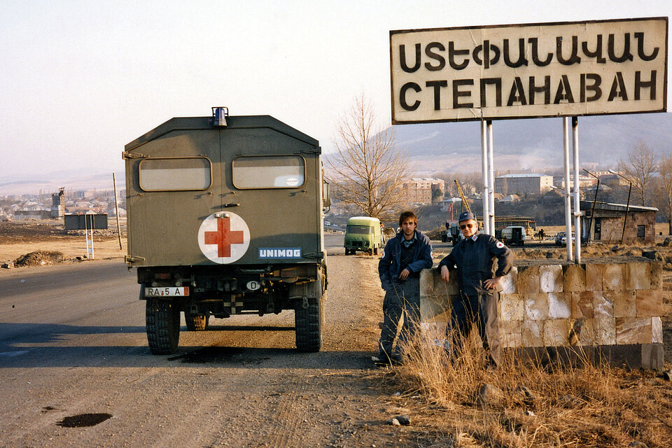 Einsatzwagen und DRK-Helfer