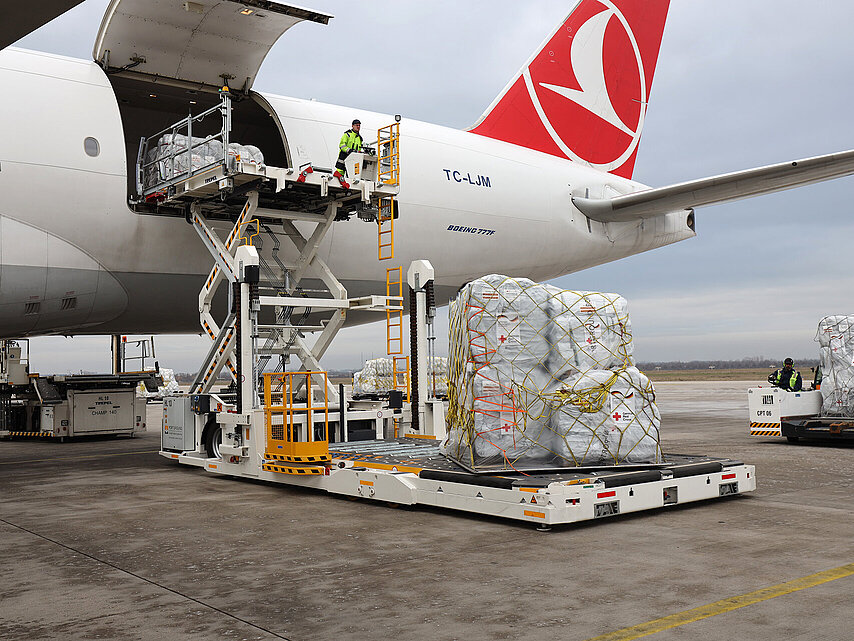 Beladung eines Flugzeugs mit DRK-Hilfsgütern