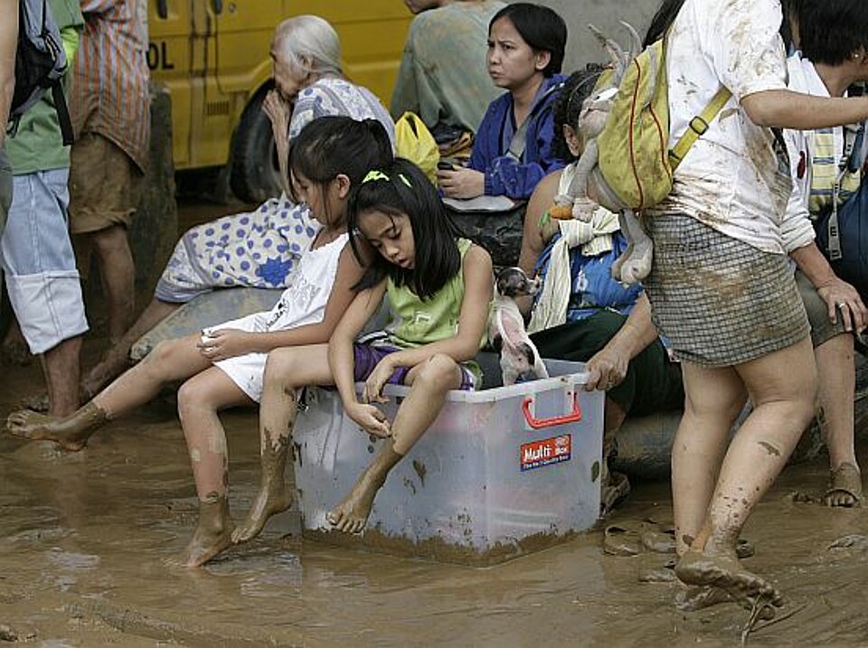 Foto: Philippinen: Erschöpfte Kinder nach den Überschwemmungen in Manila