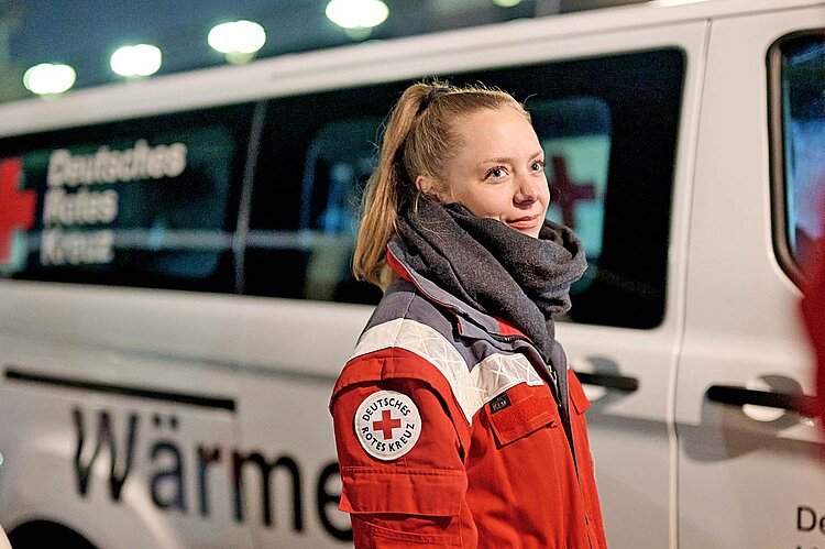 Warm angezogene Ehrenamtliche vor Wärmeebus