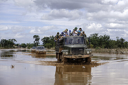 Lastwagen fährt durch Hochwasser