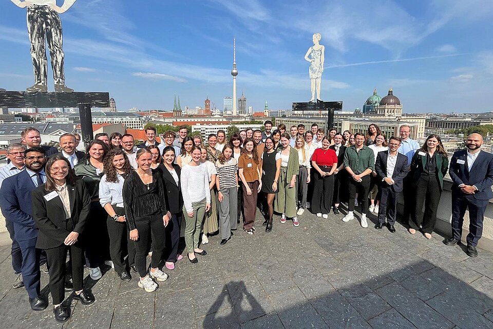 Gruppenfoto mit Fernsehturm im Hintergrund