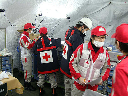 Medizinisches Personal vom Japanischen Roten Kreuz in einer provisorischen Versorgungsstation (Yoshi Shimizu / IFRK)