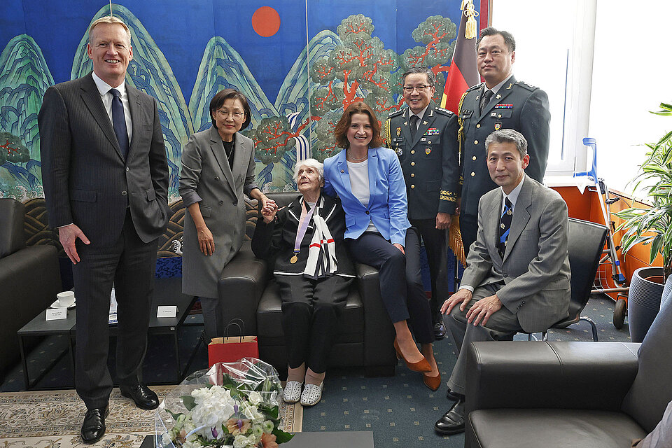 Ingeborg Westphal mit DRK-Vorstand und südkoreanischen Vertretern