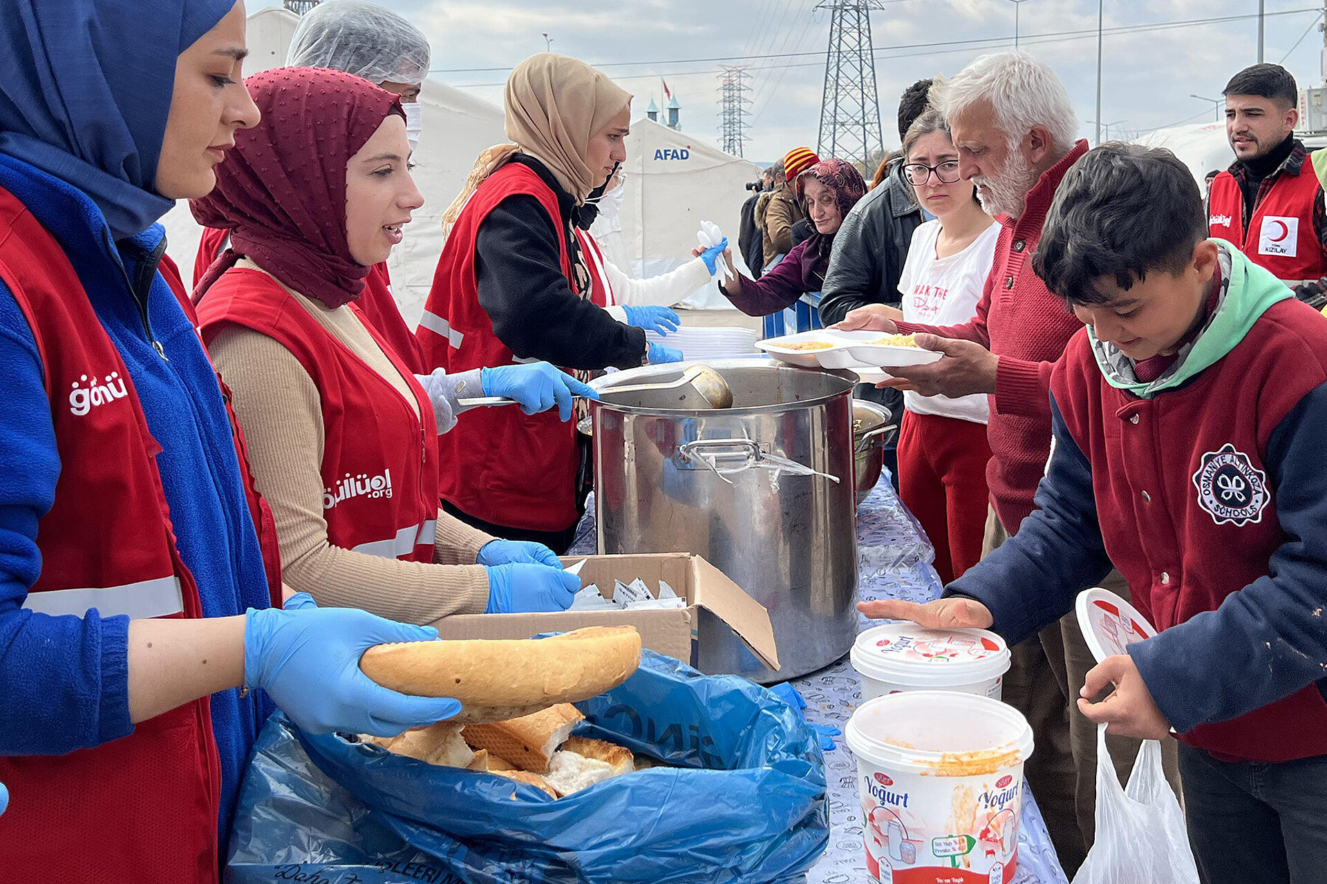 Mitarbeitende des Türkischen Roten Halbmondes bei der Essensausgabe
