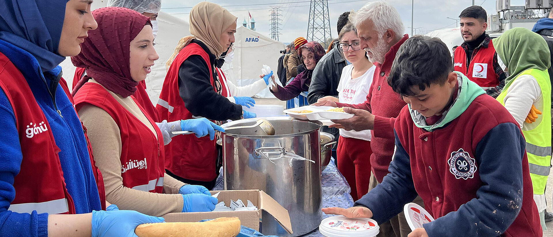 Mitarbeitende des Türkischen Roten Halbmondes bei der Essensausgabe
