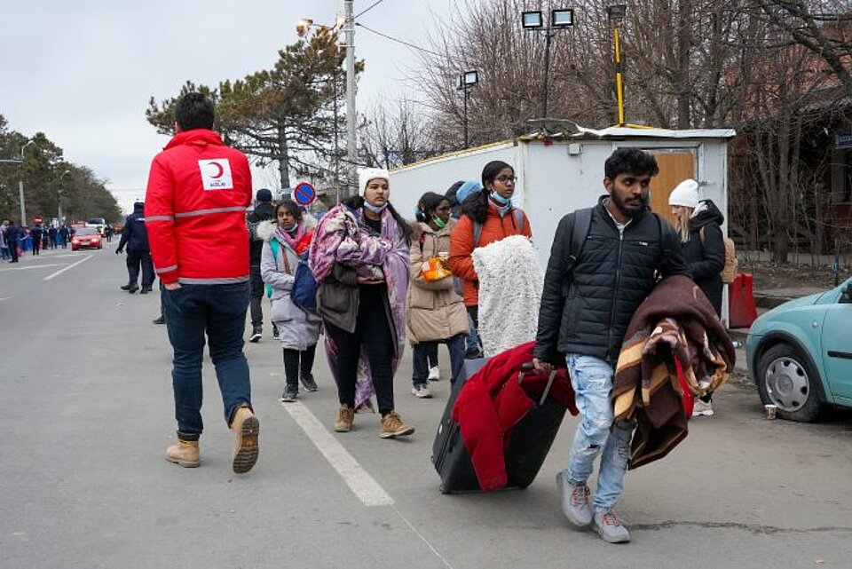 Bewaffneter Konflikt in der Ukraine: Flüchtlinge aus der Ukraine (Drittstaatler) bei der Ankunft in Rumänien und Helfer vom Türkischen Roten Halbmond. (Ozgur Altinay)