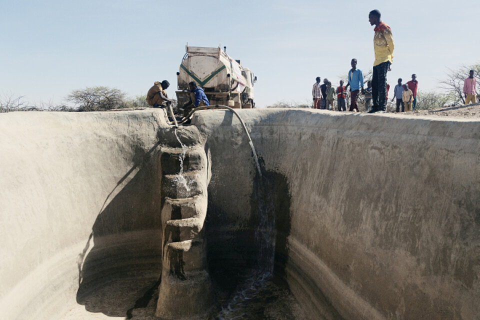 Fast leerer Wasserspeicher wird aufgefüllt