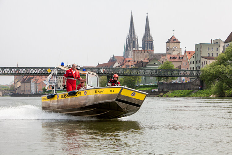 Motorboot der heutigen DRK-Wasserwacht Regensburg bei der Fahrt auf der Donau (Jörg F. Müller)
