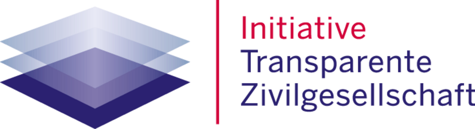 Abgebildet ist das Logo der Initiative Transparente Zivilgesellschaft. Auf der linken Seite sind drei violette Rauten zu sehen, die übereinanderliegen. Die unterste ist vollständig undurchsichtig, die oberste hingegen sehr durchsichtig / transparent. Getrennt durch eine senkrechte rote Linie steht auf der rechten Seite "Initiative Transparente Zivilgesellschaft"