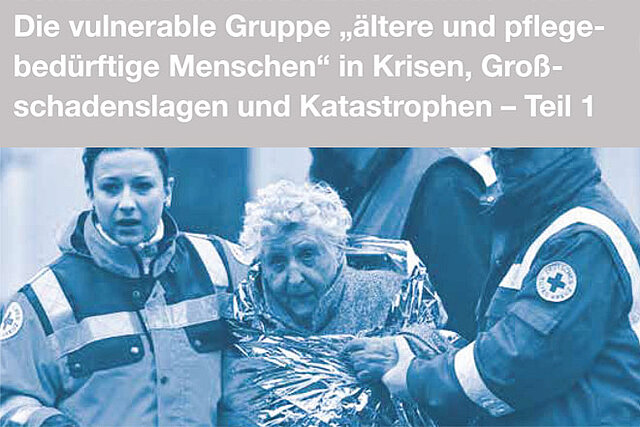 DRK-Einsatzkräfte kümmern sich um eine Seniorin im Katastrophenfall