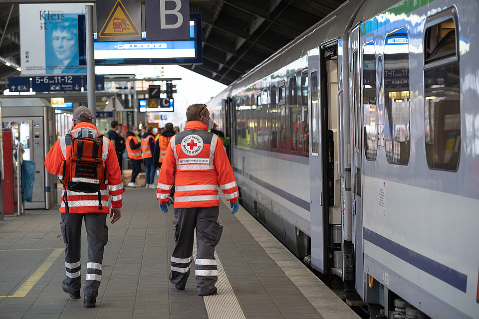 DRK-Helfende unterstützen Flüchtlinge am Bahnhof Frankfurt an der Oder.