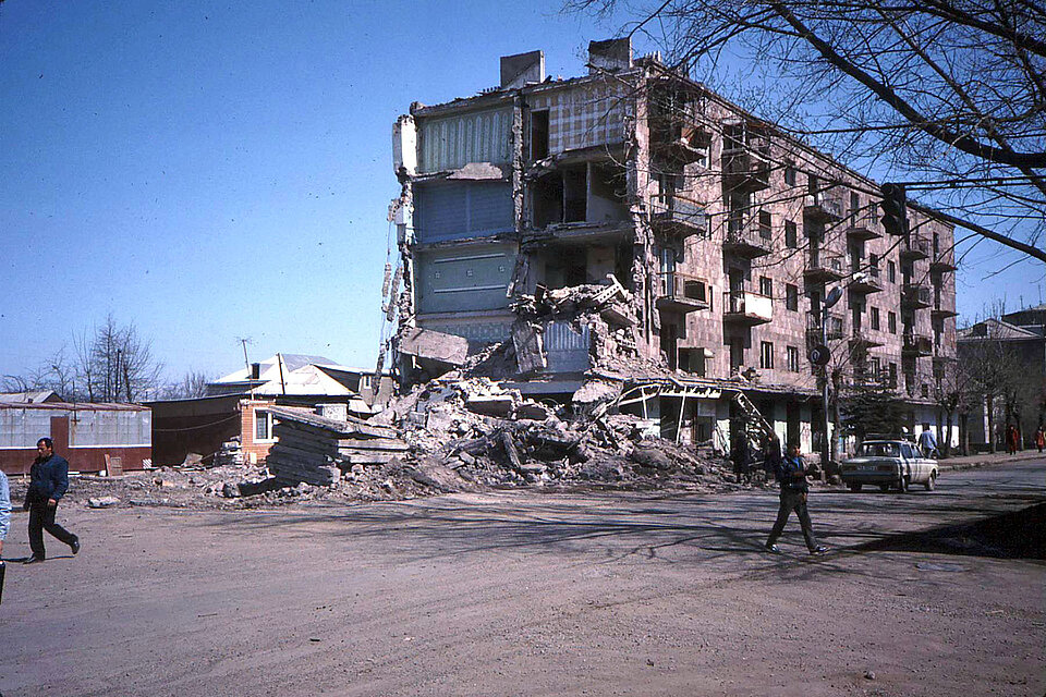 Wohngebäude mit eingestürzten Wänden