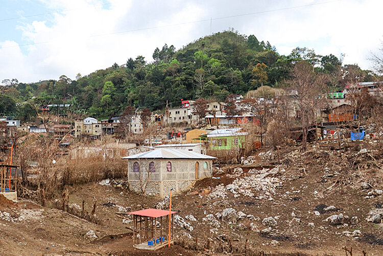 Verlassene Gegend in Guatemala mit viel Geröll