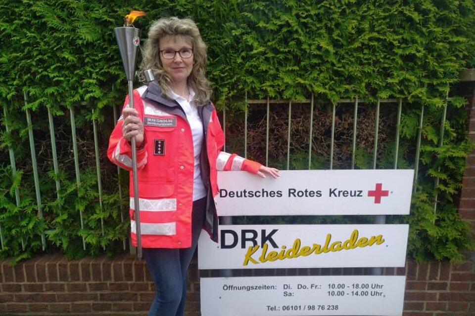 Ehrenamtliche des KV Friedberg mit der DRK-Fackel