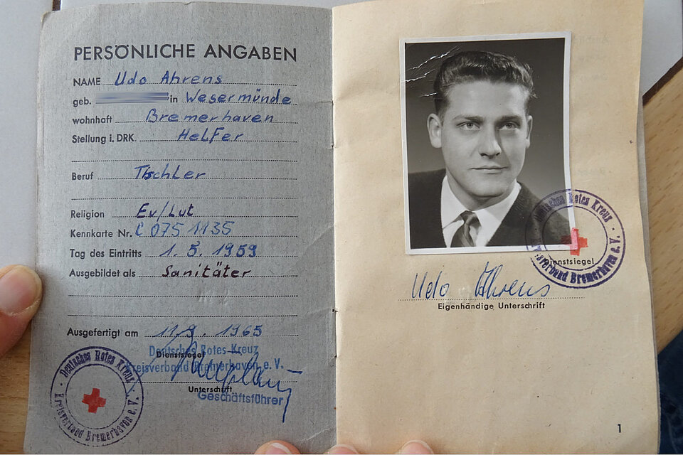 DRK-Dienstbuch mit Foto von 1965